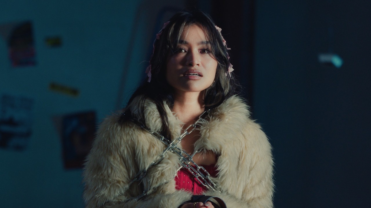 JONAVI in the official music video for easy peasy
